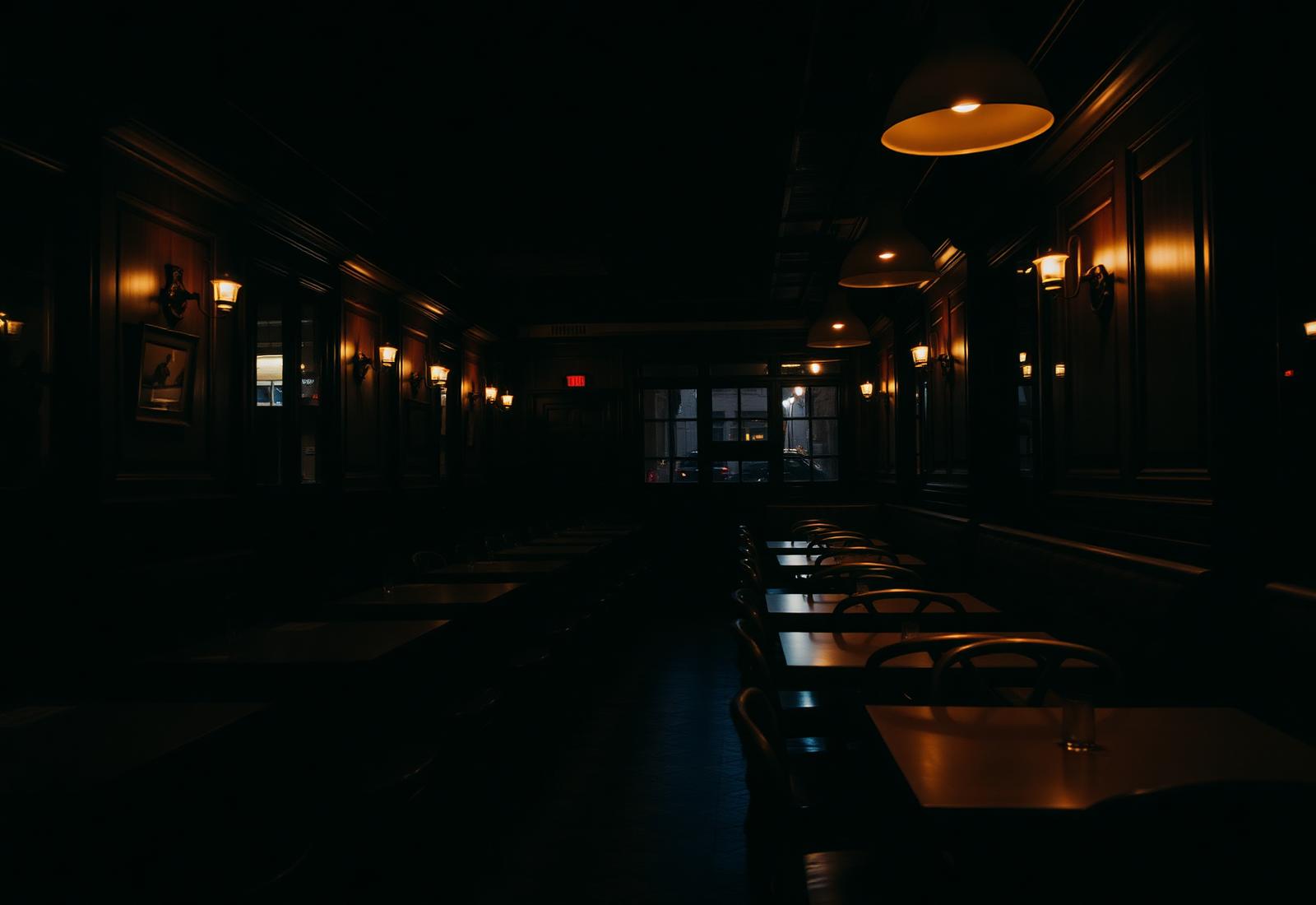 Interiér restaurace za večerního osvětlení